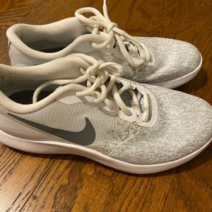 Nike women’s tennis shoes